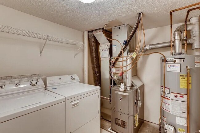 Building Photo - Bright End-Unit 2BD Townhome with Fireplace, Deck & Big Bedrooms