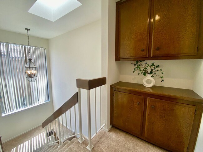Building Photo - 3-Bedroom Townhome in Prime Calabasas Location