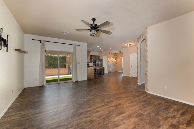 Building Photo - Amazing Three Bedroom - Rio Rancho & Berna...