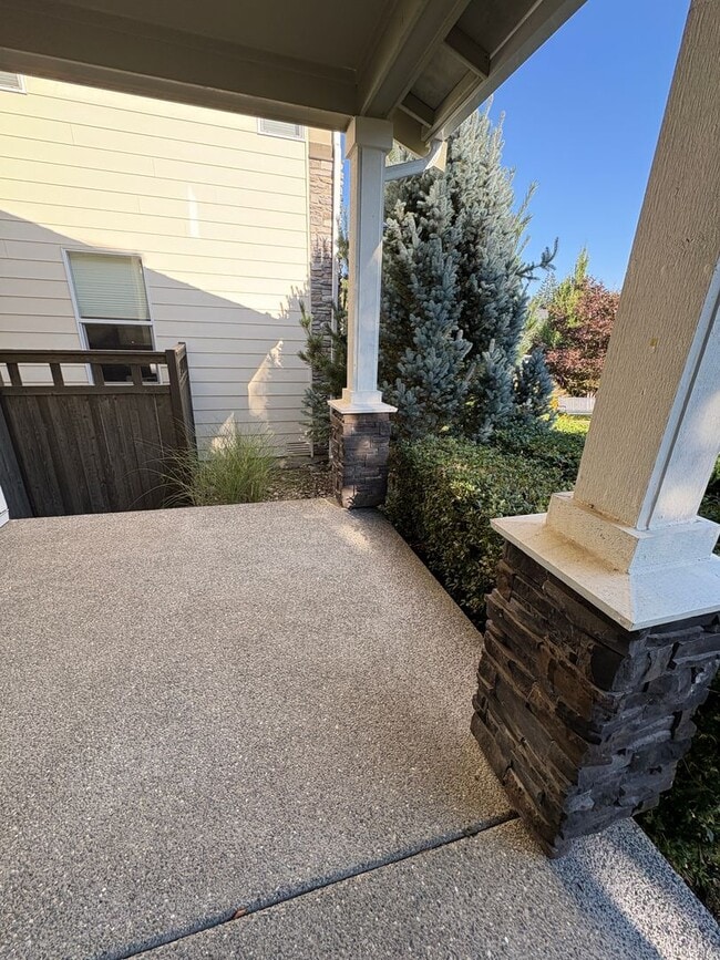 Building Photo - Beautiful Ten Trails Fenced Home with 2 Ca...