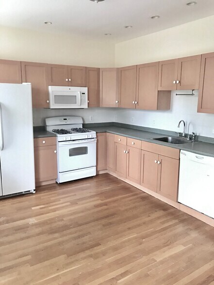 Primary Photo - 14 Schiller St