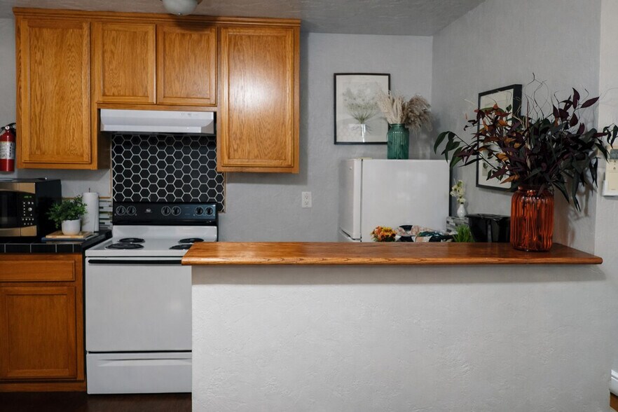 Building Photo - 22 W Main St