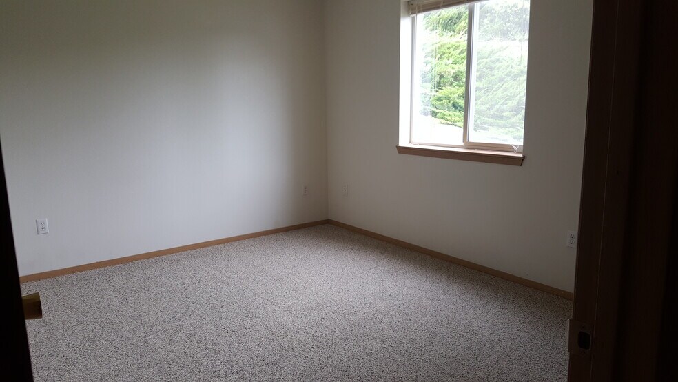 Building Photo - 450 NW Parr Dr