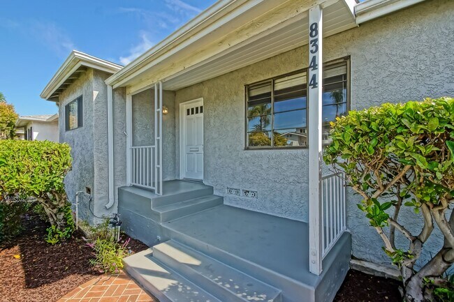 Building Photo - REMODELED, BRIGHT & AIRY 3BR2BA HOME W/ DETACHED GARAGE, CHARMING FRONT PORCH/YARD & HUGE REAR YA...