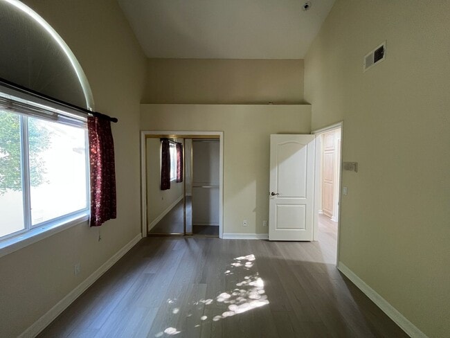 Building Photo - MOVE IN READY 5+4 in guard-gated Porter Ranch community!