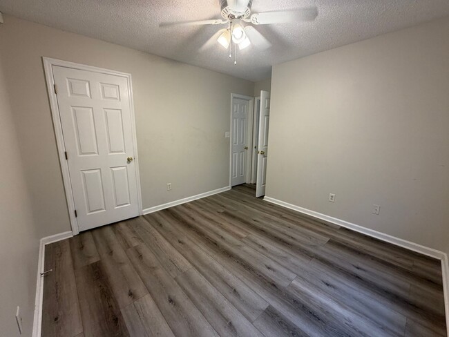Building Photo - 2BR 2BA No Carpet