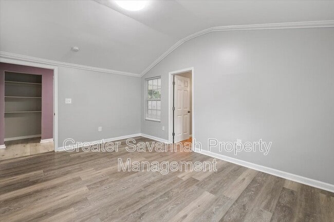 Building Photo - 705 W 47th St