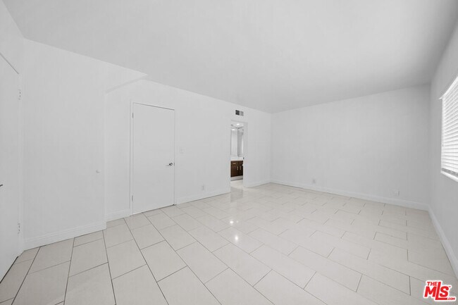 Building Photo - 148 S Reeves Dr