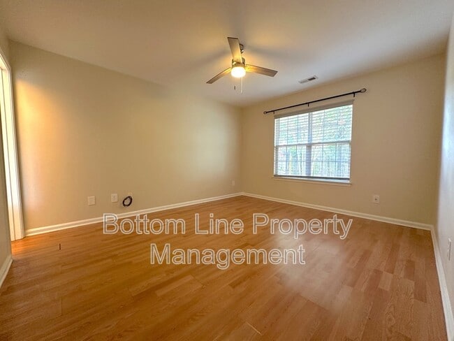 Building Photo - 3227 Lake Dr
