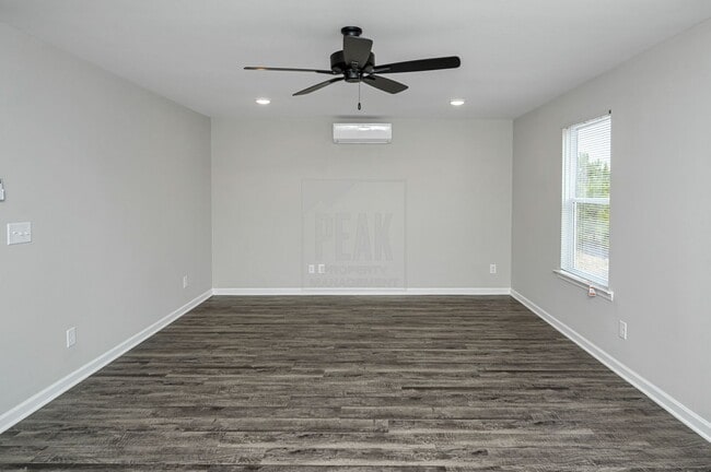 Building Photo - 390 Woodland Cir