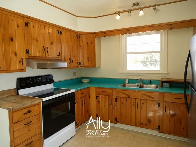 Building Photo - 1605 Cambridge Cir