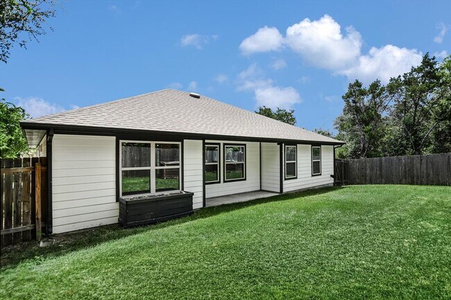 Building Photo - 10620 W Lakeview Dr