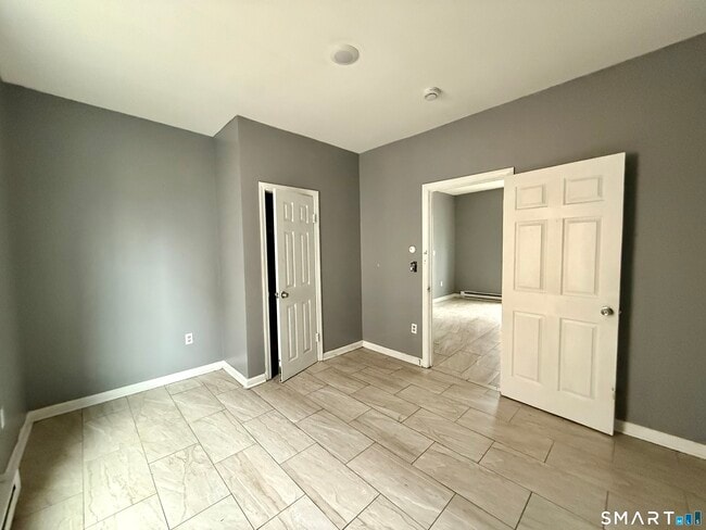 Building Photo - 72 Burton St