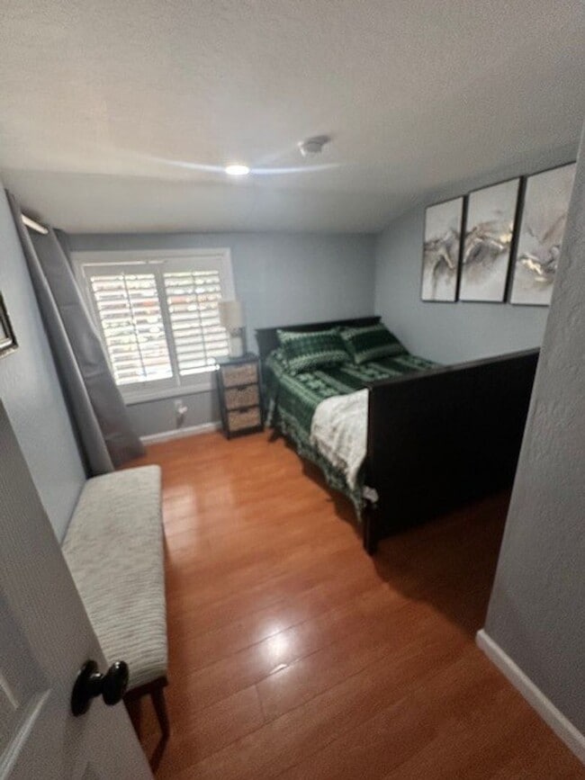 Building Photo - Nicely renovated 2Bd 2Ba house with large yard and pet friendly!! Available for a seasonal rental...