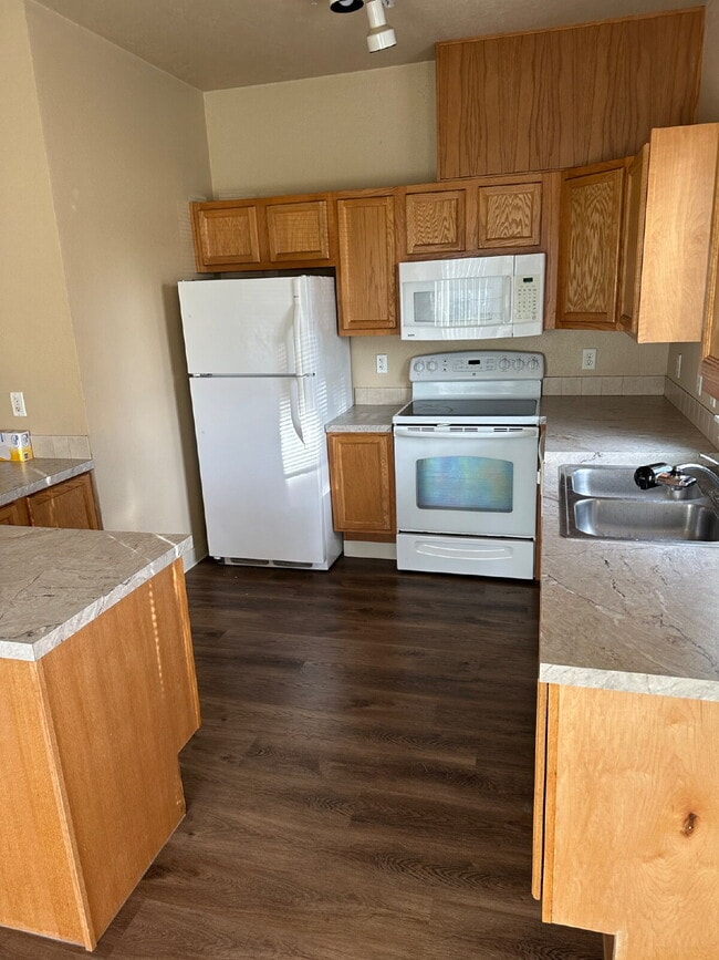 Building Photo - Upper Level 2 Bed 2 bath Apartment