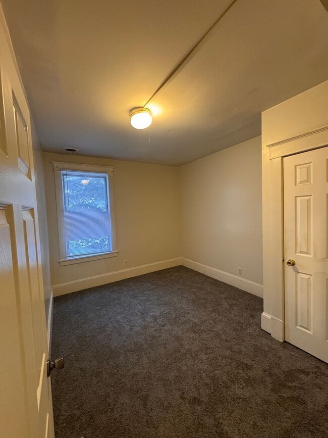 Building Photo - AVAILABLE Now! Wonderful 2 Bedroom, 1 Bath, Upper Level Unit with quick access to 94 and Downtown...