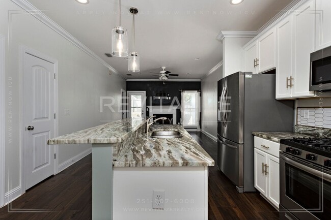 Building Photo - Modern Comfort Meets Luxury Living in Mobile