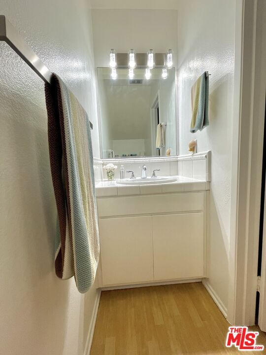 Building Photo - 271 S Ventura Rd