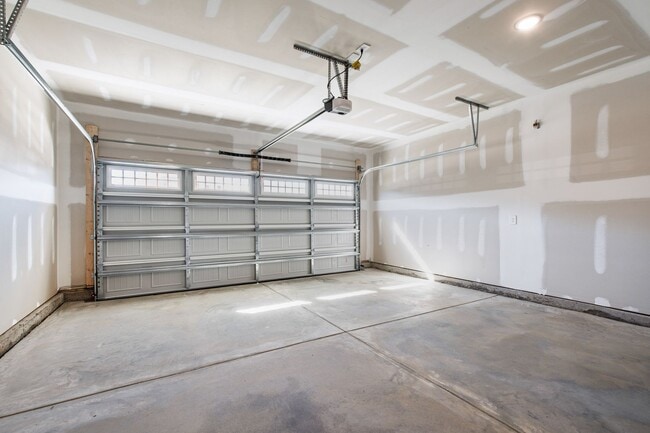 Building Photo - Stunning 3-Bedroom Residence in Oak Manor,...