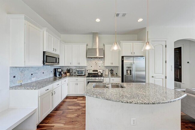 Building Photo - 13803 Lakeview Dr