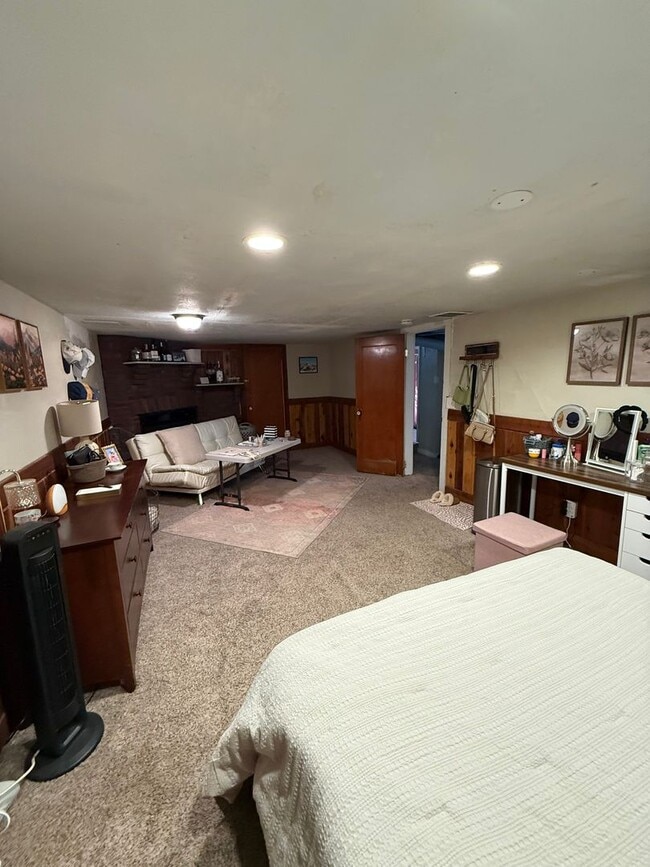 Building Photo - 4 Bedroom, 2 bath Unit very close to Regis University, restaurants and shops