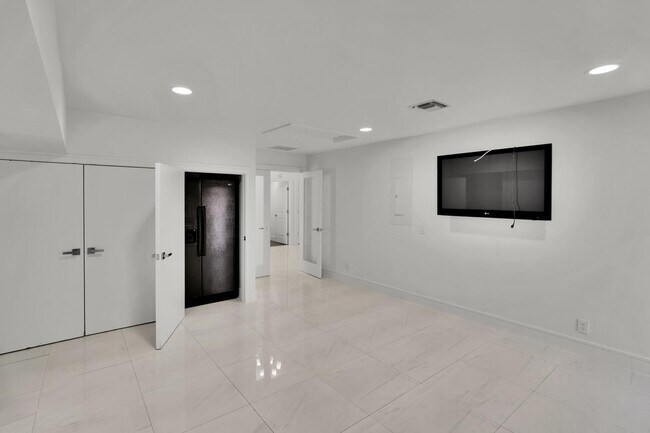Building Photo - 7880 Cummings Ln