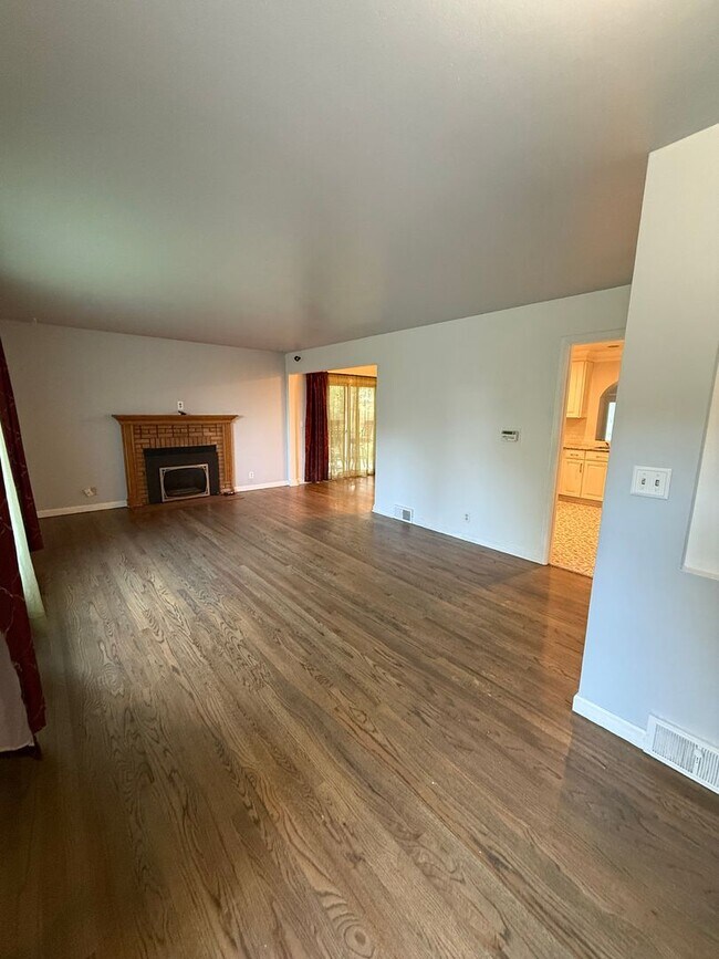 Building Photo - Spacious South Hill Home