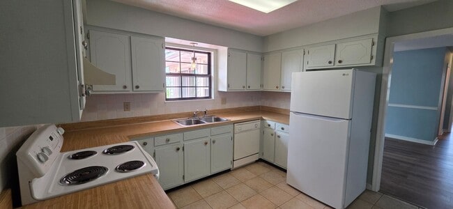 Building Photo - Location, Location, Location! This 3 bedroom / 2 bath is located within walking distance to Druid...