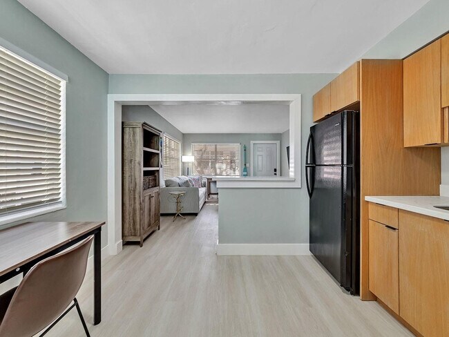 Building Photo - 318-320-320 Walnut St