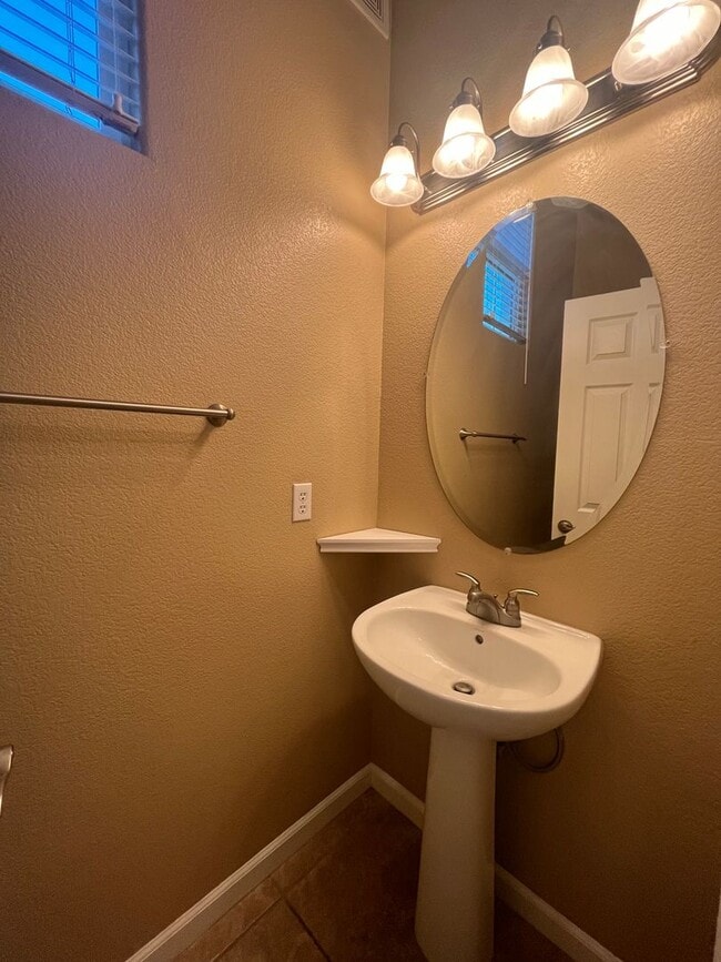 Building Photo - Spacious 3bed 2.5 bath available in Regency Park