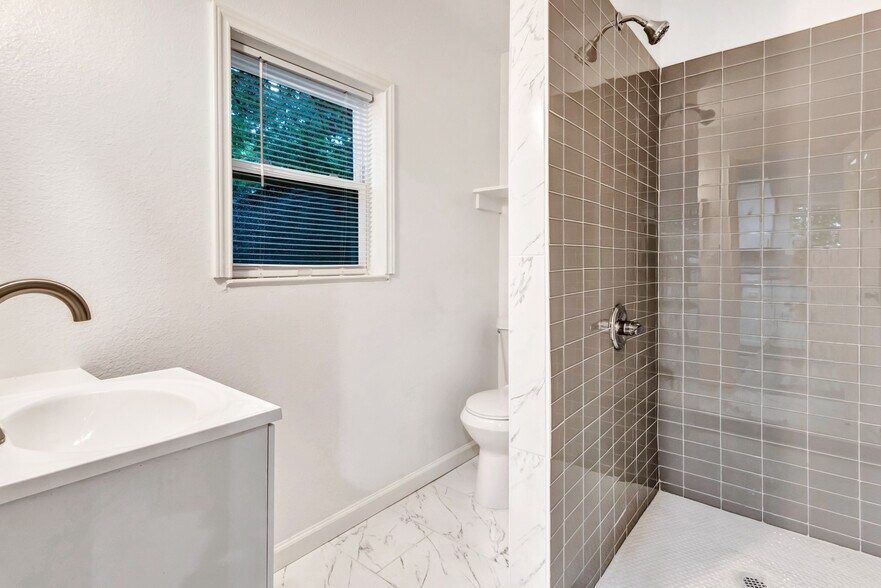 Building Photo - 425 E Sears St