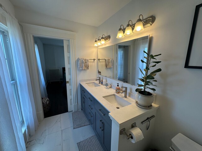 Building Photo - Spacious 3-Bedroom with Luxury Upgrades!!