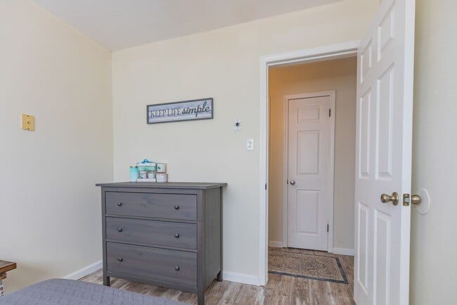 Building Photo - Super cute updated home!