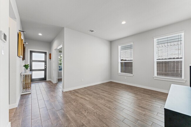 Building Photo - 1585 Sunrise Gables Dr