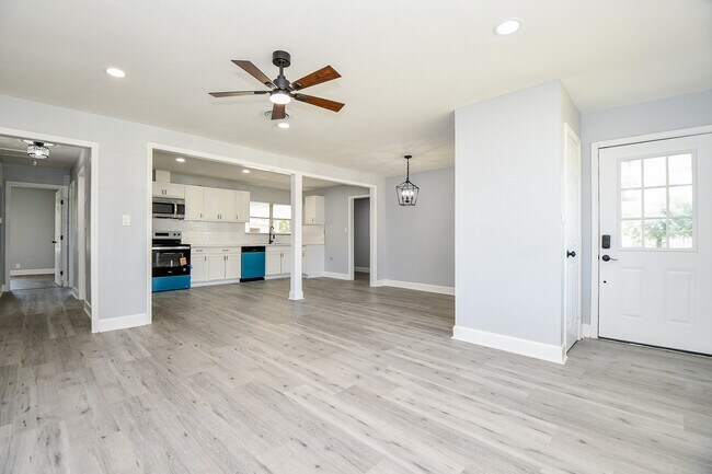 Building Photo - 5429 De Lange Ln