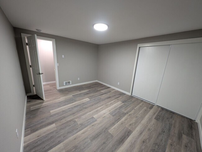 Building Photo - Large, Remodeled 2 Bedroom Duplex Unit on ...