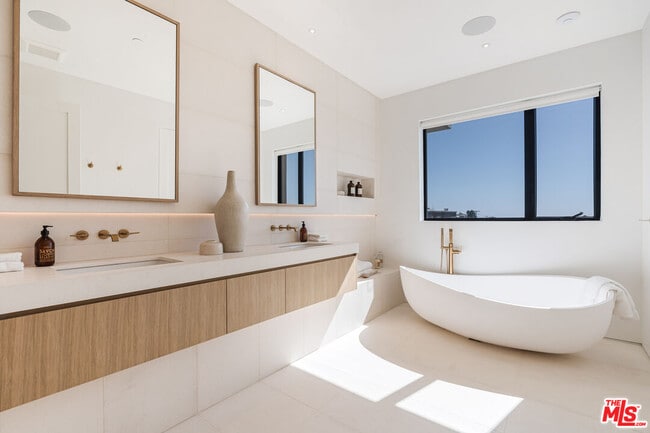 Building Photo - 1205 Las Lomas Pl