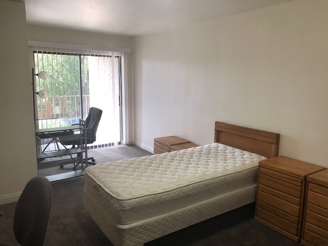 Large Shared Room With Balcony - 782 800 E