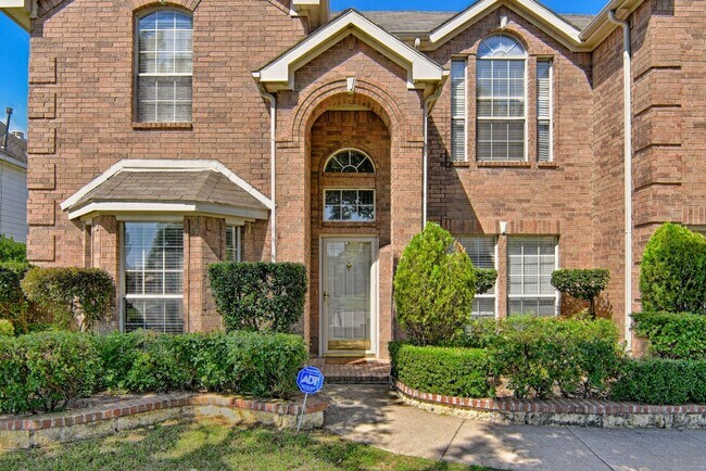 Building Photo - Large Mansfield High Home Centrally Located