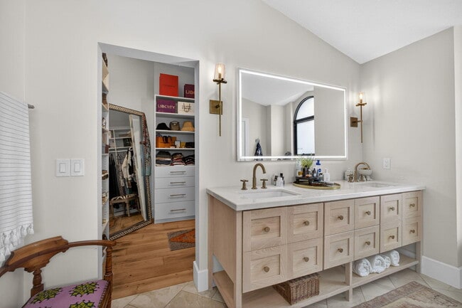 Building Photo - 12897 La Rochelle Cir