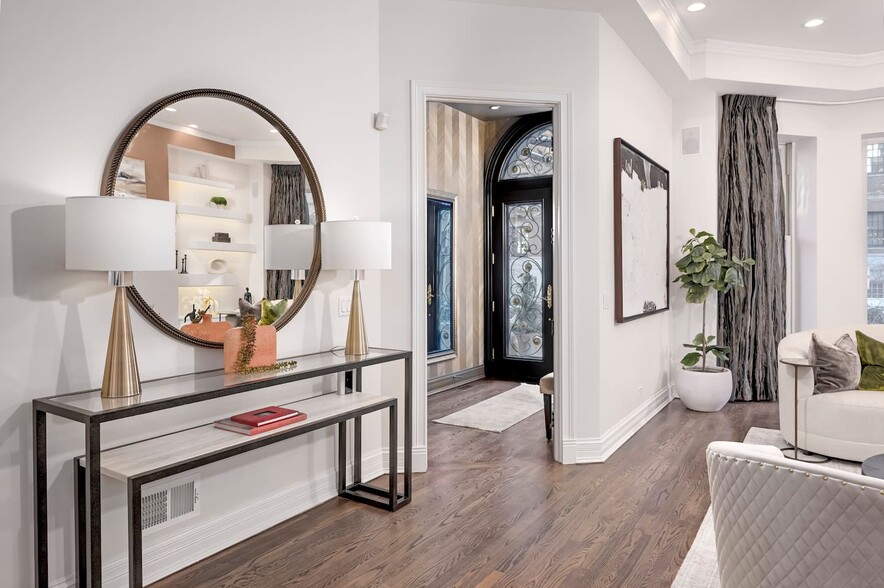 Building Photo - 32 E Bellevue Plz