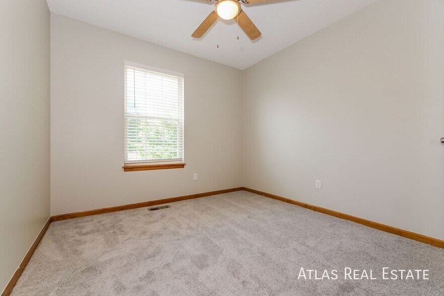 Building Photo - 1610 Cove Dr