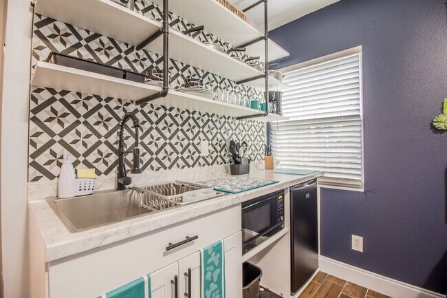 Building Photo - 2014 Newman St