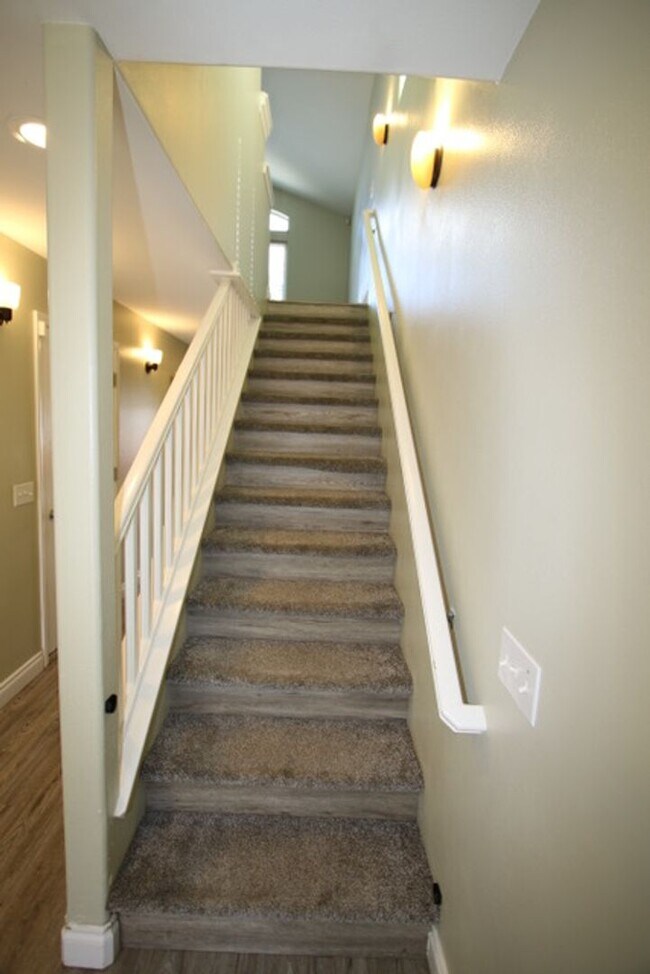 Building Photo - 3 Bedroom Centrally Located Condo!