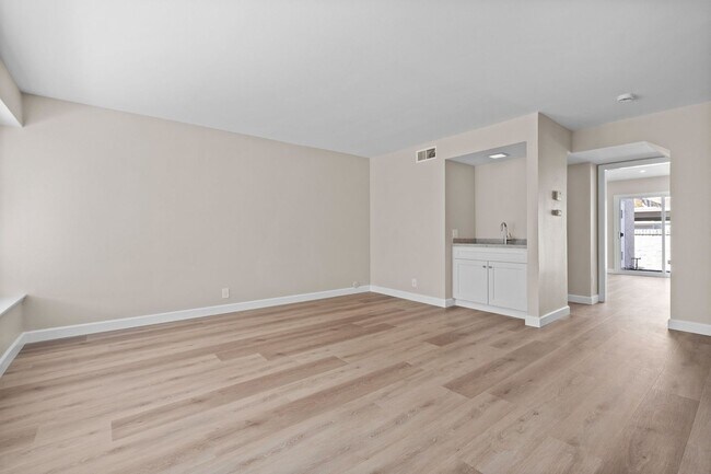 Building Photo - Large Modern Renovated 3 Bedroom 2.5 Bath ...
