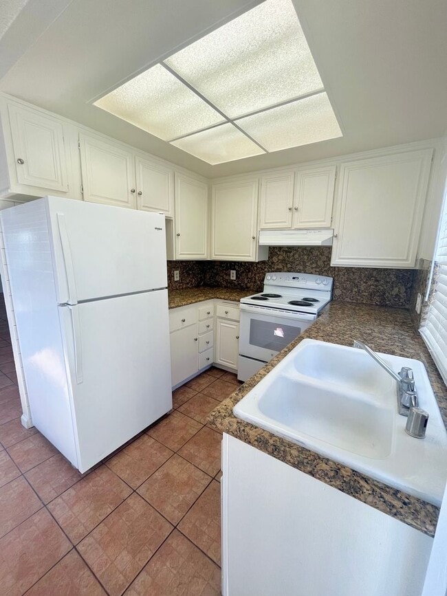 Building Photo - 1450 Melrose Ave