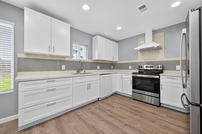 Building Photo - 10106 Shadow Pine Dr