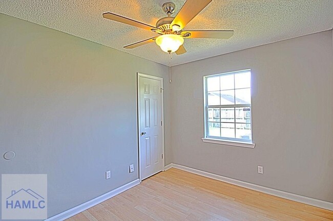Building Photo - 850 Lyndsi Ln