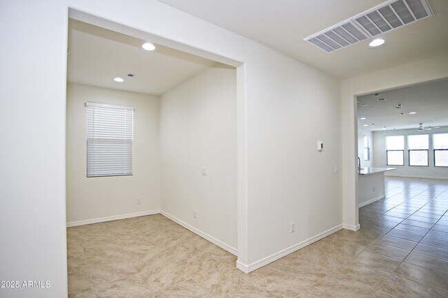Building Photo - 879 W Finch Dr