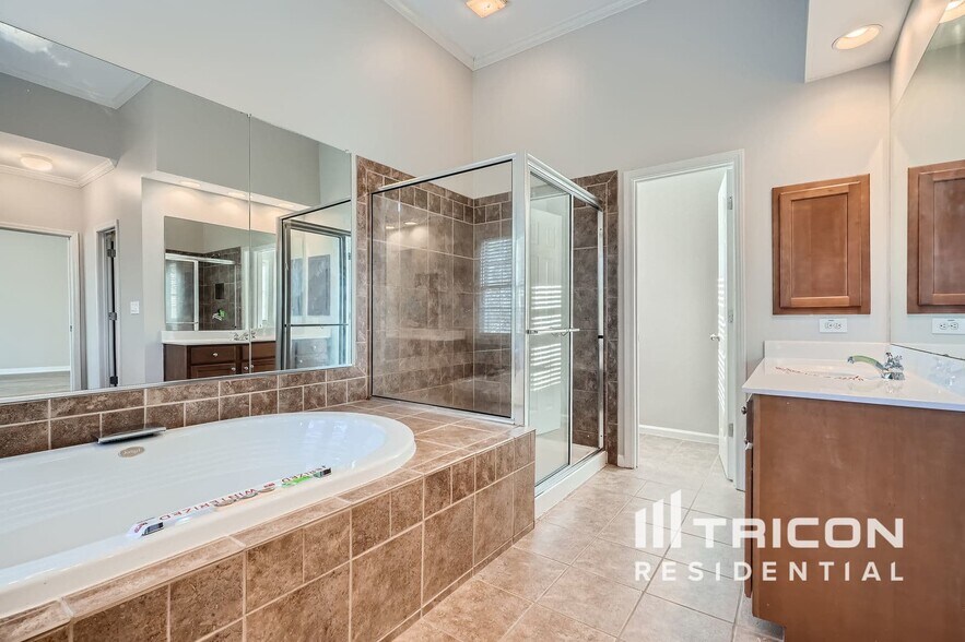 Building Photo - 6033 Queens River Dr
